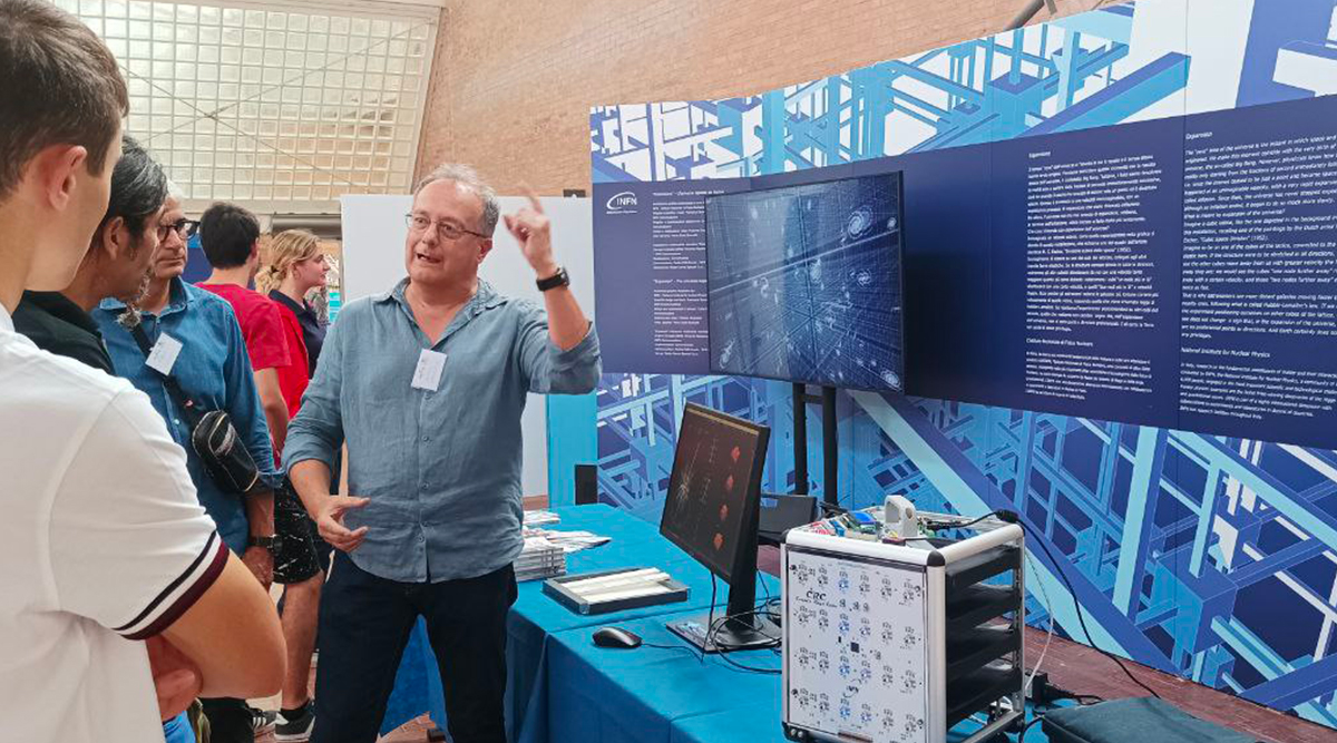 studenti e docenti presso lo stand infn a science on stage 2023